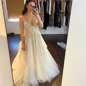 This is a stunning Lazaro size 8 wedding gown